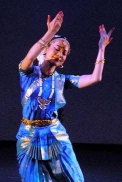 Bharatanatyam に魅せられて、踊っています。
2011年から「踊り」＝「祈り」四国８８箇所お遍路で「おどりめぐりつづり」を始め成就しました。今は関西を中心に、踊り三昧です。