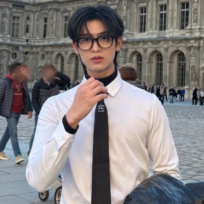 deth1ney's profile picture. at every table I’ll save teetut a seat ♥︎♥︎ 。