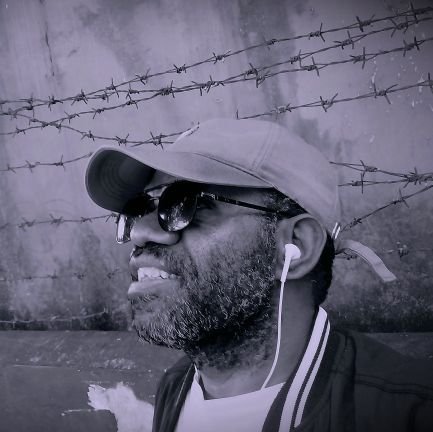 MaitonK's profile picture. | Di toko buku. Orang pendek tanya: Ada buku tentang diskriminasi? Pemilik toko: Ada di rak yang paling atas? |