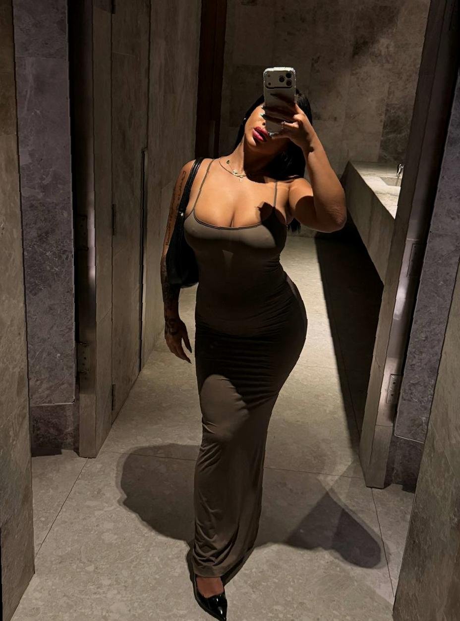 DebbieHarkless's profile picture. i break rules politely, then smile