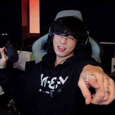 Mrlilmeow's profile picture. ɪ ʜᴀᴠᴇ ᴍᴏᴍᴍʏ ᴀɴᴅ ᴅᴀᴅᴅʏ ɪssᴜᴇ ᴛʜᴀᴛ’s ᴡʜʏ ɪᴍ ʙɪ ⚤                                                                                                            ⟭⟬ ⟬⟭