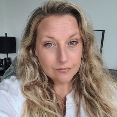 suzannesexton_'s profile picture. Friendly Manitoban. Grateful Canadian.