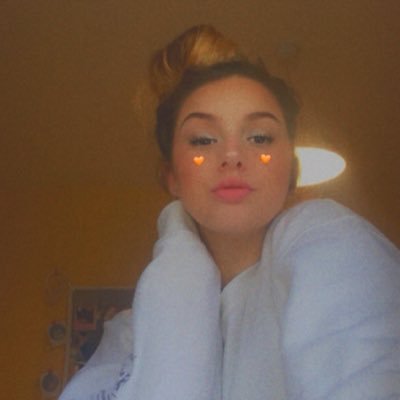 moonlighthollie's profile picture. ☁️ 27