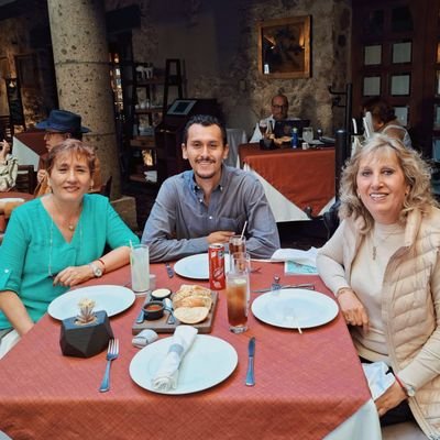 HartaSartaRaz's profile picture. Lo que sea, menos monas. Adicto de la erre a la pe. Los cuatro acuerdos como mi régimen de vida. El hecho es que nos perdimos para siempre.