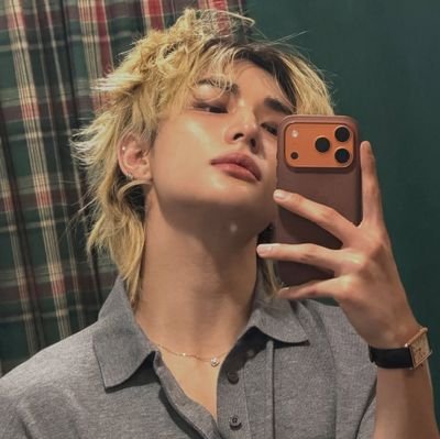 _astronout's profile picture. (UNREAL — MM) #黃鉉辰 HOT like a bullet, drop-dead and gorgeous, love to painting, have strong Visual and can make you scream his name. Part of KIDZCORE | EL8VATE