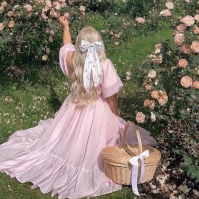 m_17july's profile picture. أم صقوري و ريم | خوضي العمر خاليةً وعيشي دهشة الطفلِ|English  Department 📖| Reader| 2020