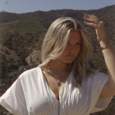 emyrsonflora's profile picture. singer/songwriter