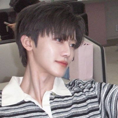 mi0croon55383's profile picture. ✿  ——————Si vous l'aimez, envoyez-moi une chanson de 1975…