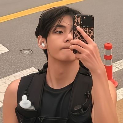 tkpeeta's profile picture. ㅤㅤㅤ  a thought on an autumn night.