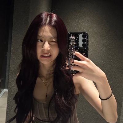 crougse's profile picture. 2001, A voice that glows like golden dusk, raw and untamed yet endlessly elegant. Her presence hums with artistry — Huh Yunjin.