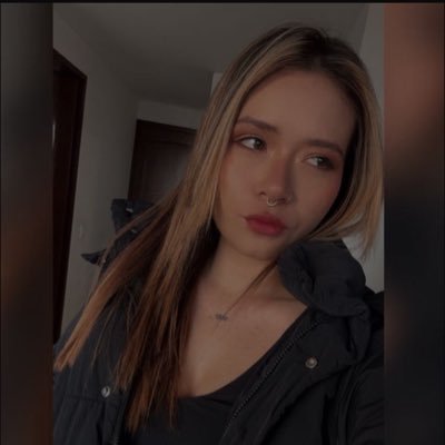 danielavn99's profile picture. “La tarde está un poco triste. Un poco rota. Un poco difusa. El cielo está gris y hace un poco de frío.” 