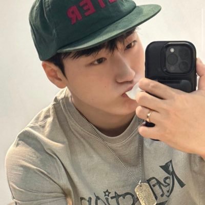 eightate_'s profile picture. ☂️👢