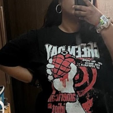 distortedaura's profile picture. Surviving Bipolar | Mostly RTs.