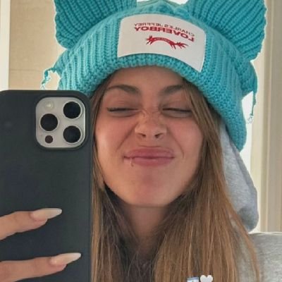 tinixbrina's profile picture. eu e a emilia assistindo bridgerton (a/ela/dela) | laliter fan account