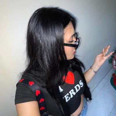 arritmicamente's profile picture. la q se muerde los puños de rabia y la rabia la muerde a ella