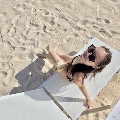 hillarylaire's profile picture. 