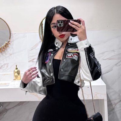 arxmxx's profile picture. The further I go, the closer to me I get.