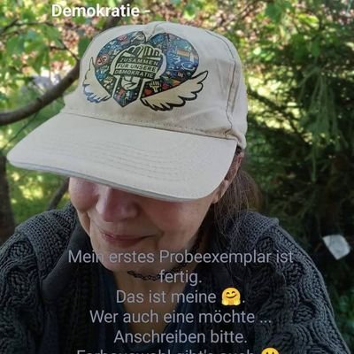 Knibbli's profile picture. Künstlerin & Mensch
Kreativität ist meine Lebensform.
Im Spiegel von Grundgesetz & Demokratie. Für ein Leben in Würde und Verbundenheit.
Sichtbarkeit schützt.