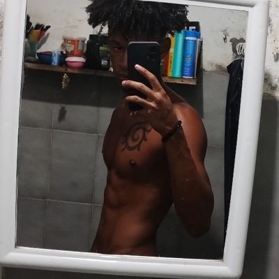 YanM762's profile picture. A confiança te mata.