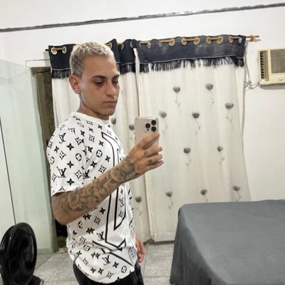 bebel_033's profile picture. Direi do SENHOR: Ele é o meu Deus, o meu refúgio, a minha fortaleza, e nele confiarei...🙇