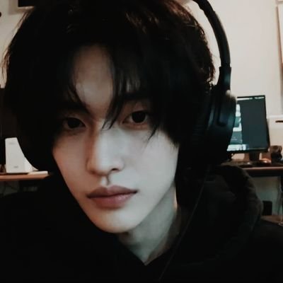 honyxn's profile picture. hey siri, play the greatest song of all time Siri: *plays Let Me Tell You by Yeonjun*