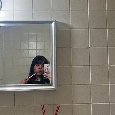 lloronapeculiar's profile picture. Modorra es mi palabra favorita. Me gusta jugar animal crossing y tomar vino en taza. Catadora de mojitos y gins ☁️