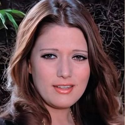 reem__turk's profile picture. أركض نحوك مثل شخص سقط من الطابق الثامن عشر.