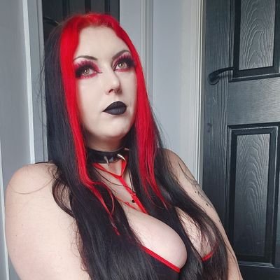 PixieCakeface's profile picture. Pro procrastinator ~ ✨ 
Cosplay & Twitch ~ 💜
I do everything with Chickie Nuggie & Ganymede! ~ 🐰
👉 https://t.co/qR0KbLFyQ9 👈