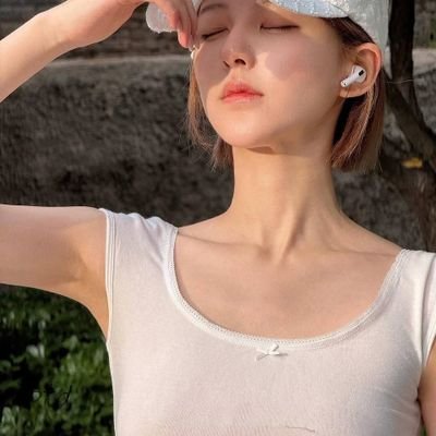 zhadlusi's profile picture. Captivating with timeless grace, ♥︎