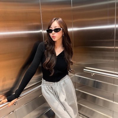 bellattea's profile picture. did you hear about the girl who lives in delusion?