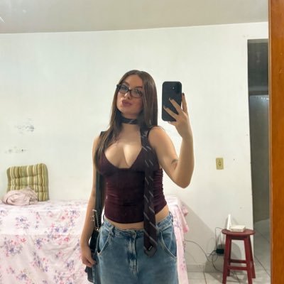 anaagoldoni's profile picture. vivendo entre ideias que ainda não escrevi.