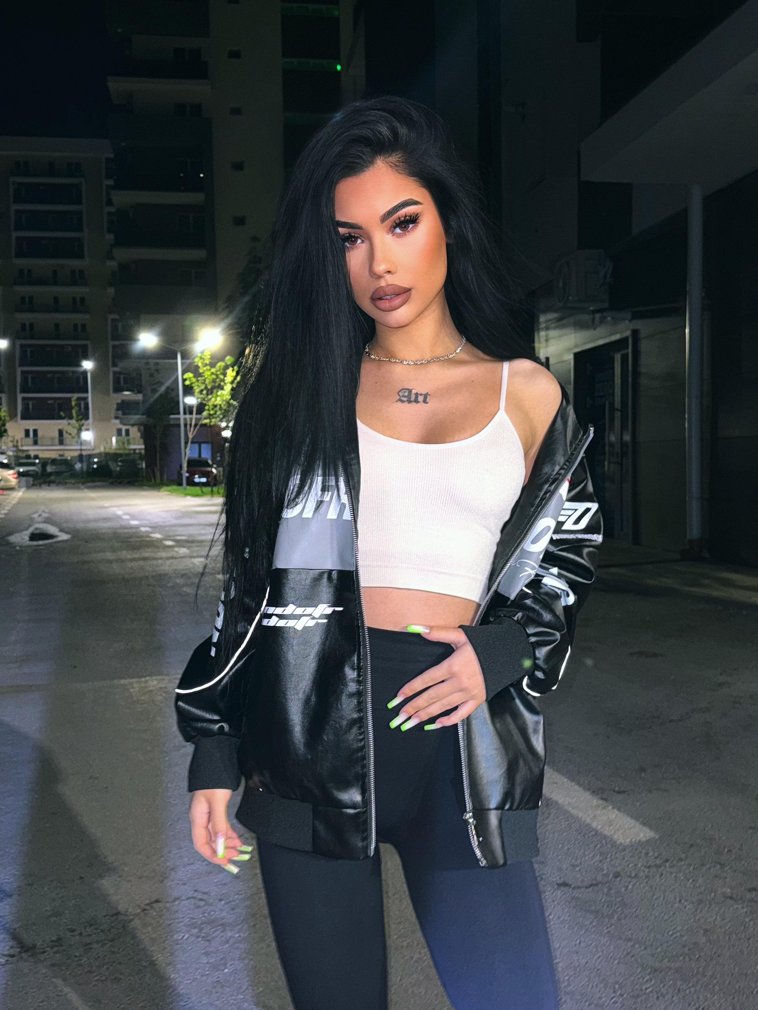 carlamaranha's profile picture. 19 | Living for adventures & good vibes 💖 Traveling, laughing, loving life 🌸