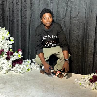 monbad4540's profile picture. I suppose to be happy 😊 but if I see am  are go dey versus 💚💚💚💚