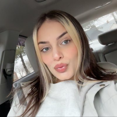 _therealanaaa's profile picture. her heart bloomed sunflowers so she would always face the light. 💛🌻✨