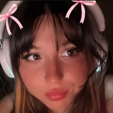 ldyaaaae's profile picture. hopeless romantic