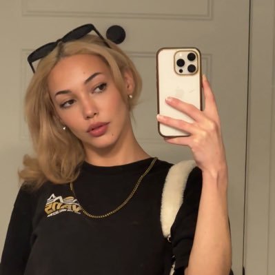 deannasworldd's profile picture. you’re just living in it @ddittto