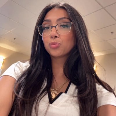 lizbethhh_v's profile picture. 