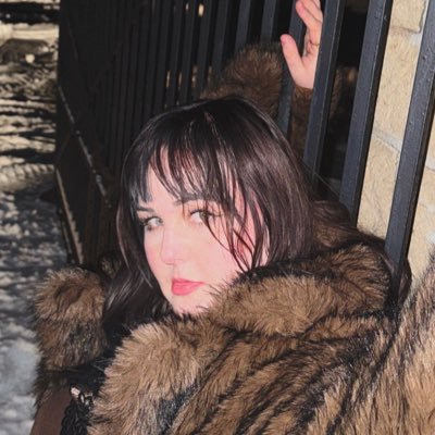 lucidwonderlvnd's profile picture. whimsical old lady | she/her