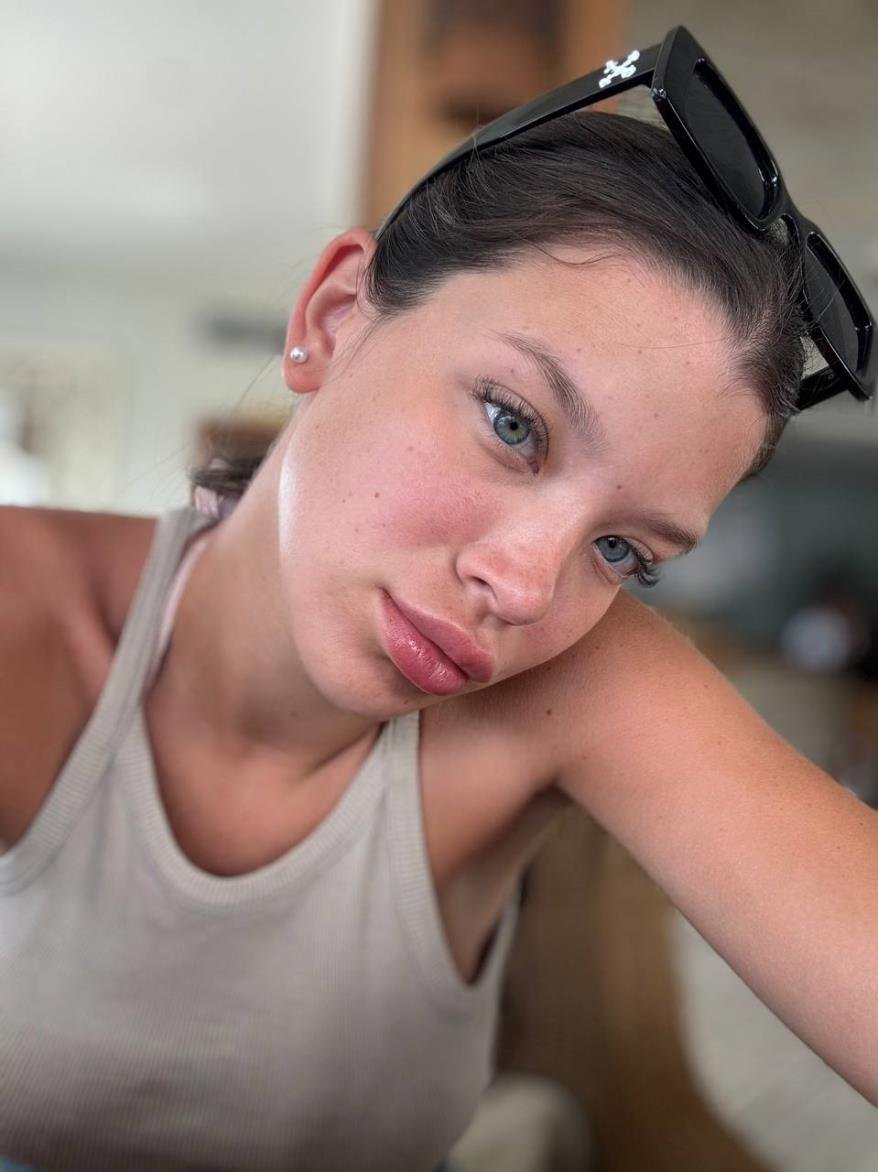 aledocorsa's profile picture. Brunch dates & late nights — seeking adventures and espresso shots ☕✨ if you follow back you can bend my back 🥹