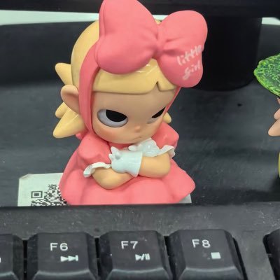 wispyskie's profile picture. fragile. handle with care.