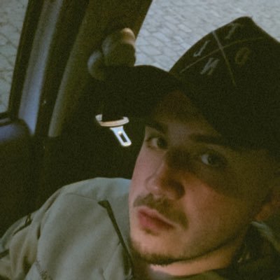 AndreattaGreg's profile picture. Infelizmente a irresponsabilidade financeira me proporciona momentos muito felizes