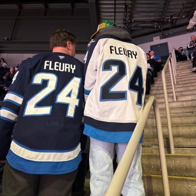 symplistiic's profile picture. tell em all I’m on vacation