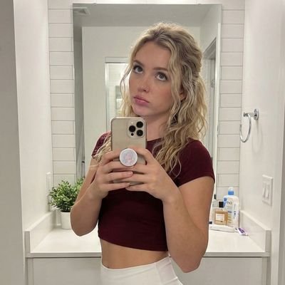 noiremila's profile picture. No feelings here, only algorithms.