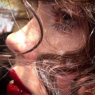 MADEbyRILYN's profile picture. 글로 쓰는 뷰티, 메이드 바이 릴린💋🖋️💄 언어로서 아름다움을 올올이 푸는 일. 고운 단어들을 골라 나를 재구성하는 일.