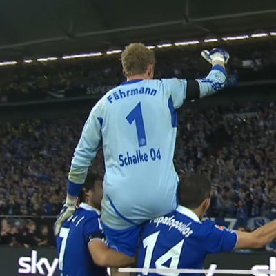 YoungAdilette's profile picture. Alle Freunde sind dabei um die Lady anzuschauen