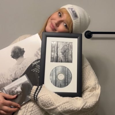 LifeOfaShinyBug's profile picture. pickles, my dog, and taylor swift but not always in that order