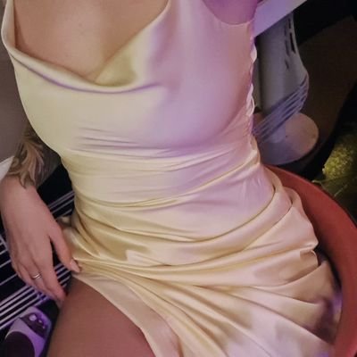 Miss_sophiedev's profile picture. Your sweet nerdy gamer gf 🩷