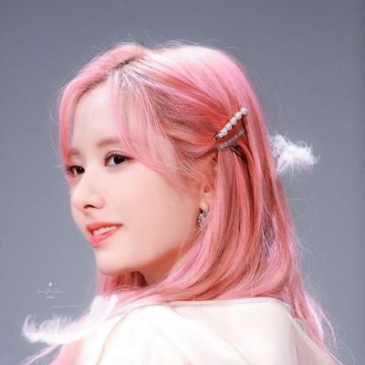 elx_ila's profile picture. •° HANYA ILUSI °• Sheisha Evelyn Harsono, a moonshine of the darkness — Sekisah karut pada siluet redup °