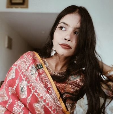 yaarsariiii's profile picture. banarasi but mountains wanderer • cricket • basketball • philosophy • poetry and solo trips🌻