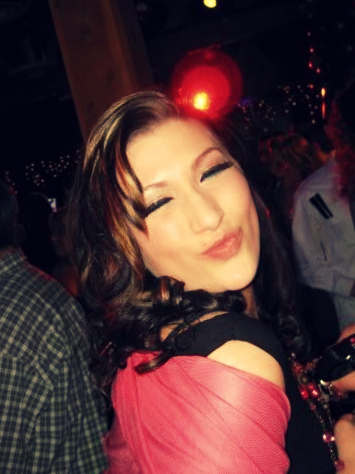 AnnaZegreann's profile picture. de ai să cazi vreodată, o să te ridic pe aripi de vultur.